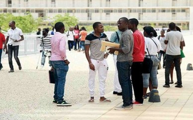 Estudantes angolanos no Campus Universitário  - Edições Novembro