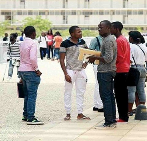 Estudantes angolanos no Campus Universit&aacute;rio 