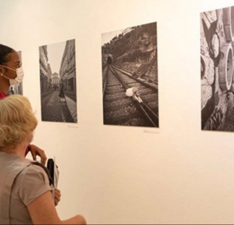 Exposição junta escritor angolano Ondjaki e o fotógrafo catalão Jordi Burch, no Centro Cultural Português