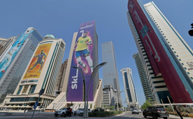 Banners da Copa do Mundo em prédios em Doha, em 16 de outubro de 2022 - Giuseppe CACACE / AFP