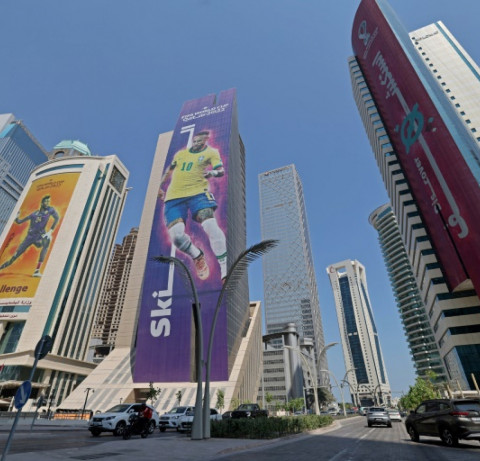 Banners da Copa do Mundo em prédios em Doha, em 16 de outubro de 2022