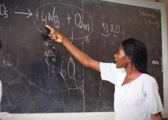 Imagem de uma professora a leccionar em Luanda   - DR