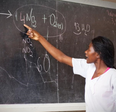 Imagem de uma professora a leccionar em Luanda  