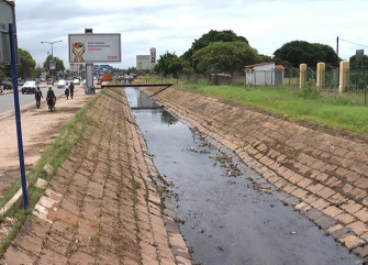 Vista de um dos trechos da vala de drenagem - DR