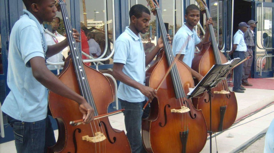 Músicos da orquestra kapossoka