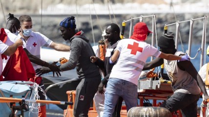 Mais de 300 imigrantes africanos resgatados no mar em 13 embarcações - EFE