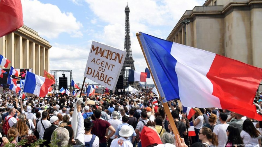 Milhares de manifestantes protestam contra o Presidente francês