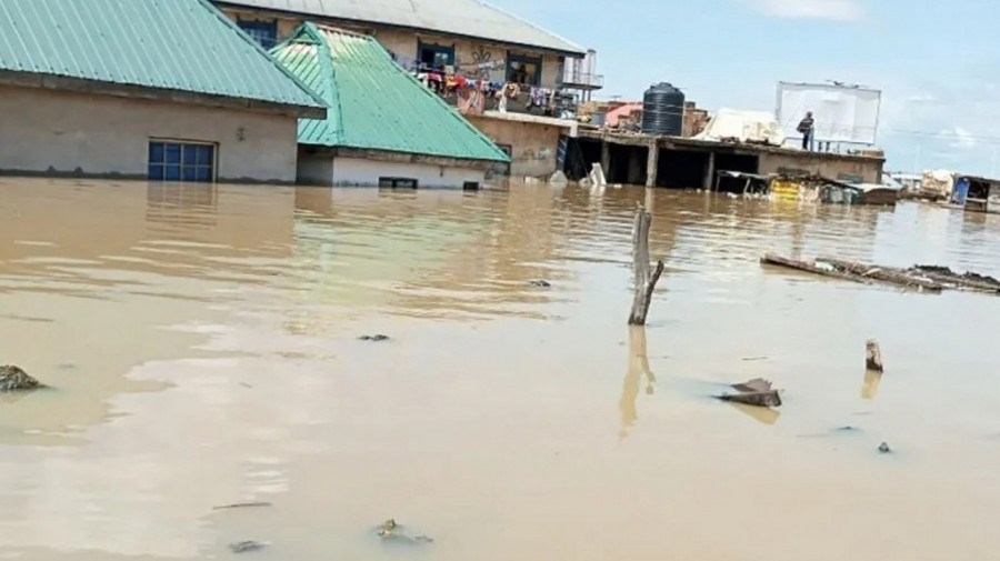 Enchente de uma barragem na Nigéria 