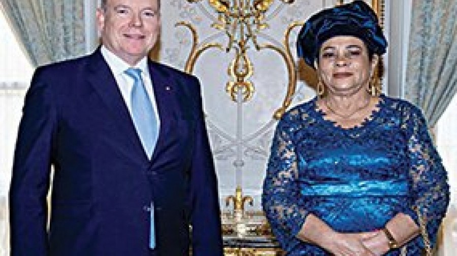 Embaixadora angolana Guilhermina Prata e o Príncipe Alberto II