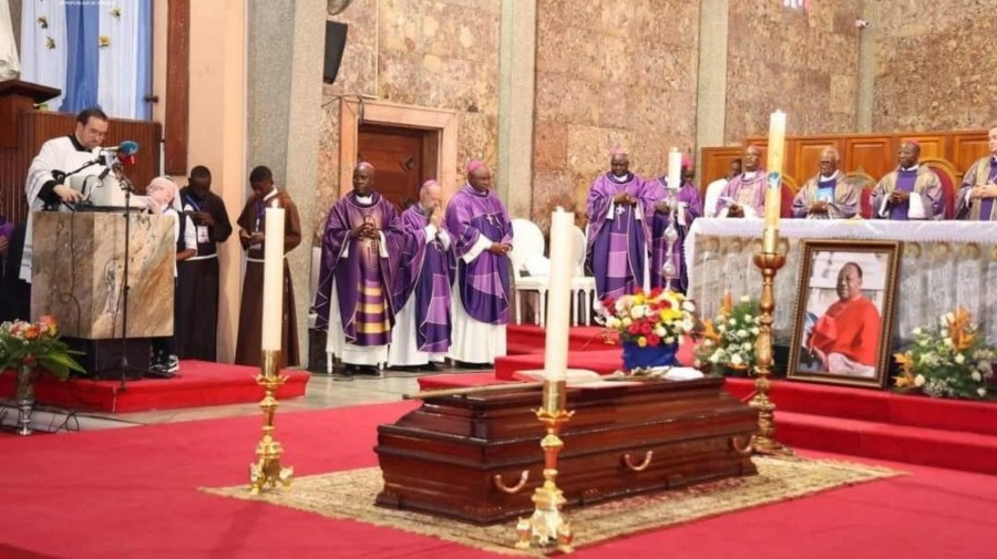 Urna contendo os restos mortais de Dom Alexandre do Nascimento