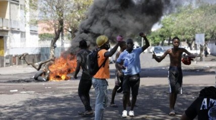 Confrontos entre polícia e manifestantes gera caos em Maputo - DR