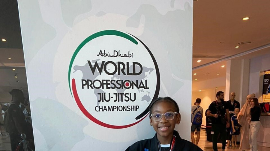 Atleta Aisha Pitra (à esq.)