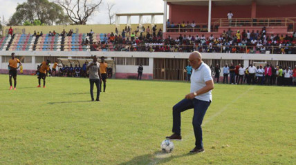 Presidente da FAF esteve no bengo  - DR