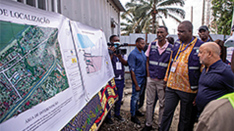 Governador de Luanda (à dir,) em Cacuaco 